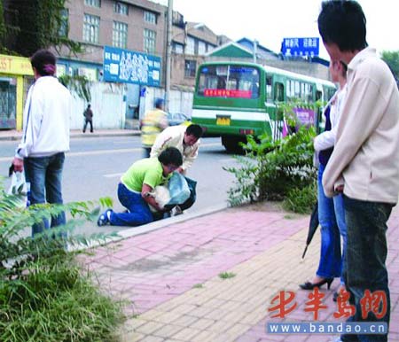 白色大狗被车撞死 主人当街痛哭跪拜磕头(图)