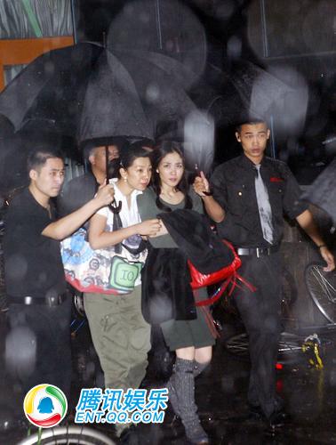 王菲为李亚鹏庆祝生日 自家酒吧狂欢至深夜(图)