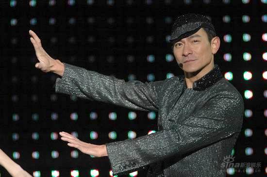 图文:刘德华哈尔滨演唱会--帅气装扮展示舞姿