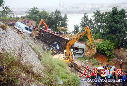 浙江金丽温铁路山体坍塌 列车机车脱轨(图)