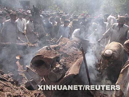 穆沙拉夫护卫直升机坠毁4人死亡(组图)