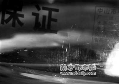 顾客在桶装矿泉水中发现蟑螂(图)