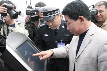 银川男子彻夜排队选到8888号车牌(组图)