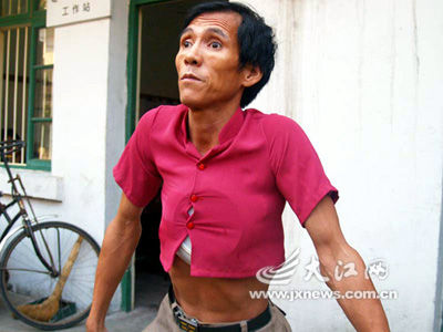 残疾男子怀奇功 脚踩鸡蛋不破鼻插铁钉无恙(图)