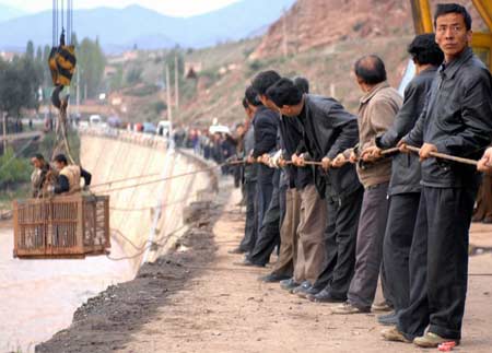 109国道甘肃红古两车相撞坠河 数百人救援(图)