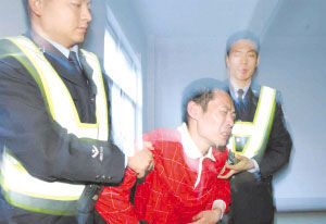 弱女子狂追持刀撬门贼 歹徒中途受伤哭求饶