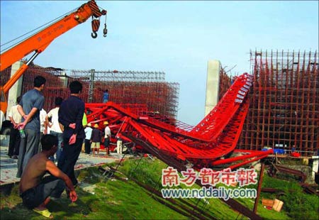 东莞东江大桥工地龙门吊倒塌致两死三伤(图)
