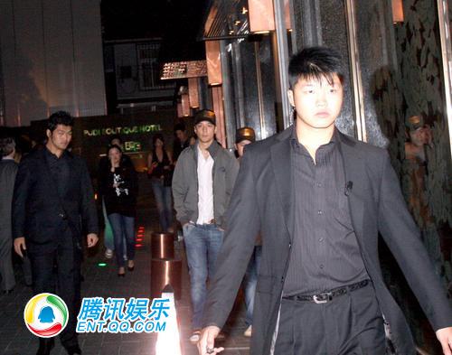 吴彦祖上海深夜饮酒买醉 眼圈发红吓坏路人(图)