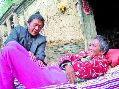 村民每天拉植物人妻子双腿700次将其唤醒(图)