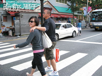 孙俪邓超韩国街头甜蜜拥抱 友人称随时可能结婚
