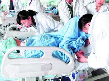 全班同学录下祝福话语唤醒病重昏迷男生(图)