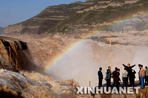 组图:黄河壶口雨后初霁现彩虹