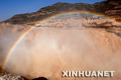 组图:黄河壶口雨后初霁现彩虹