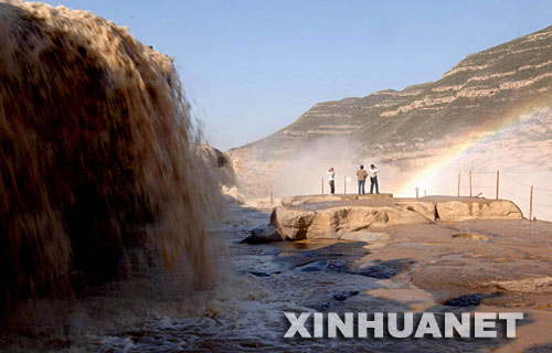 组图:黄河壶口雨后初霁现彩虹