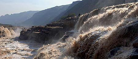 组图:黄河壶口雨后初霁现彩虹