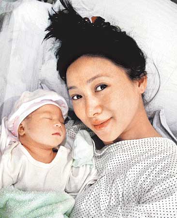 翁虹在北京剖腹产女 女儿鼻梁高挺像爸爸(组图)
