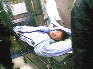 男孩动物园欲与熊猫亲近被咬伤双腿(组图)