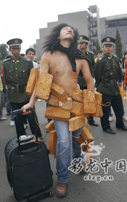 大学毕业生赤裸上身背数十块砖逛街(组图)