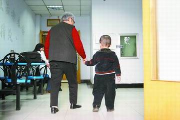 老师把三岁男孩关柜里