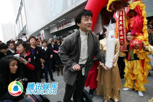 成龙私家咖啡厅北京开业 亲自端托盘当服务生