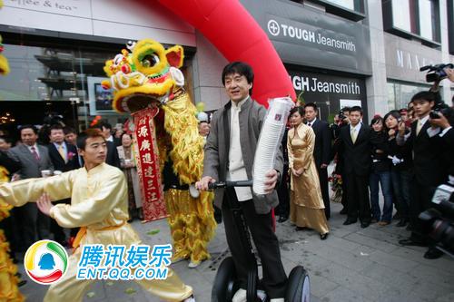 成龙私家咖啡厅北京开业 亲自端托盘当服务生