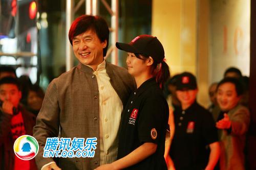成龙私家咖啡厅北京开业 亲自端托盘当服务生