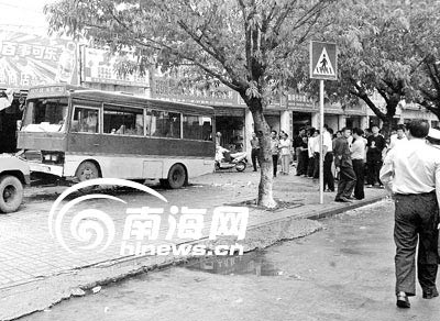 海口中巴失控致等车学生1死2伤(组图)