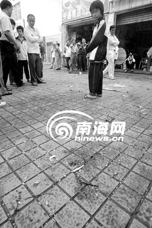 海口中巴失控致等车学生1死2伤(组图)