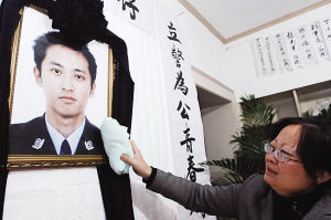 交警为救伤者被车撞倒 被另一货车碾压致死(图)