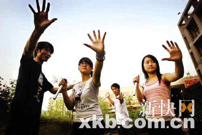 大学生自组双截棍协会 称要弘扬中华武术(图)