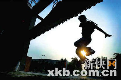 大学生自组双截棍协会 称要弘扬中华武术(图)