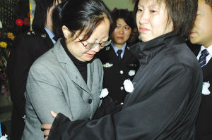 交警为救伤者被车撞倒 被另一货车碾压致死(图)