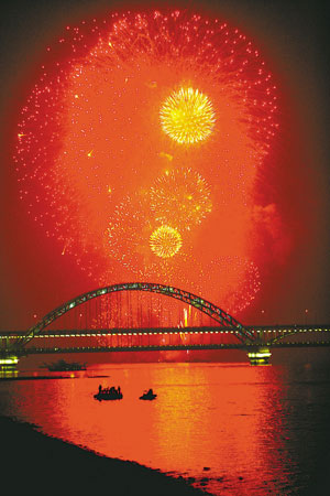11月3日,绚丽多彩的烟花绽放在钱塘江上空。