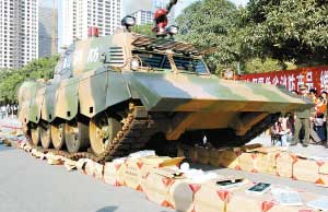 消防坦克在街头碾轧伪劣产品(图)