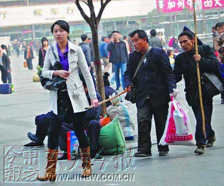 最美女大学生新闻出炉内幕 今报司机抓拍最美瞬间