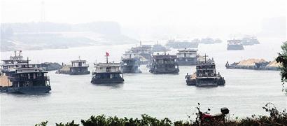 汉江运沙船搁浅堵塞航道 60余船只滞留(图)