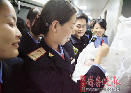 组图:孕妇列车上临盆 列车员乘客助力宝宝降生