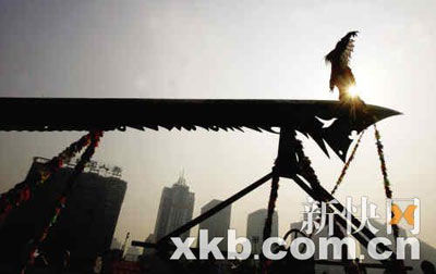 “世界大刀王”表演苗族绝技赤脚走大刀(组图)