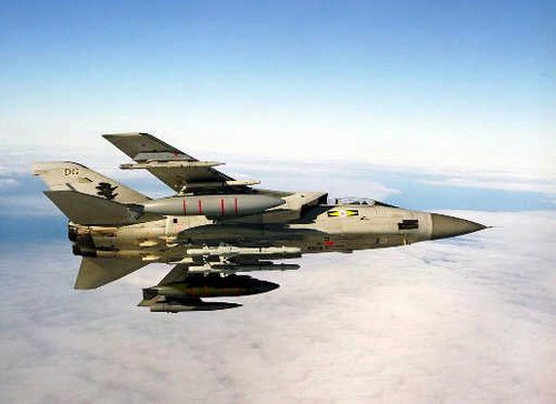 英军战机空中翻滚 导航员离奇掉出舱外(组图)