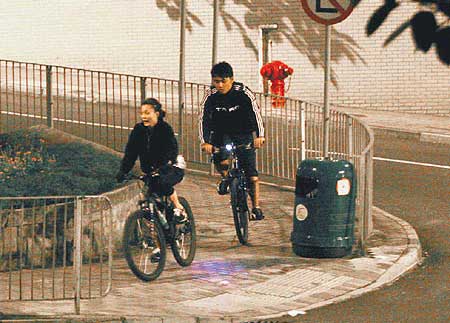 老爸与祖母受审 容祖儿带弟弟骑单车减压(组图)