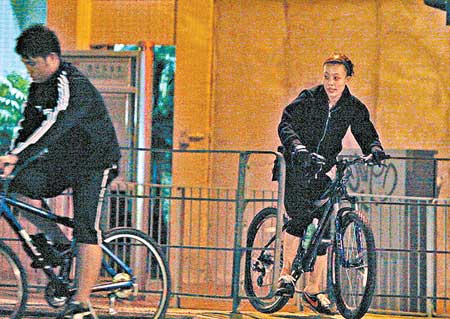 老爸与祖母受审 容祖儿带弟弟骑单车减压(组图)