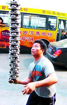 男子一掌玩转80个铁球欲申报吉尼斯(图)