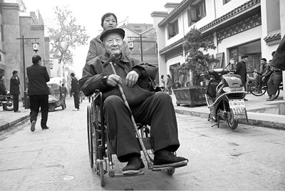 97岁老股民坐轮椅炒股10年(图)