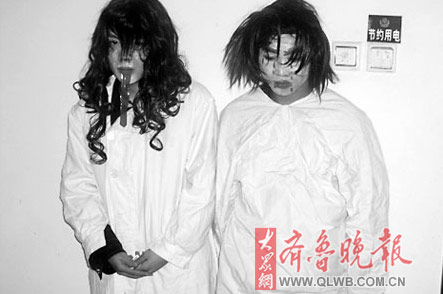 两名小伙半夜扮作僵尸吓过路人(组图)