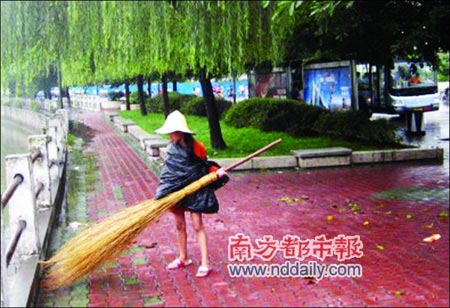 12岁女孩替母扫街被誉为成都最美环卫工