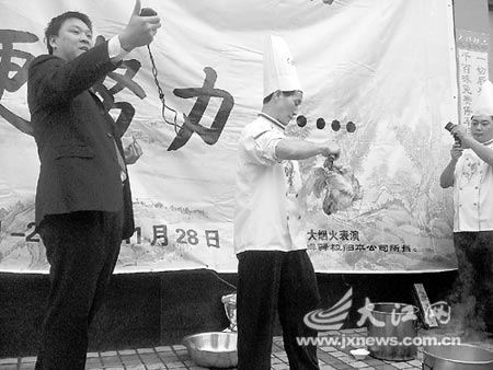 70秒!活鸡烹成美味泡椒鸡(图)