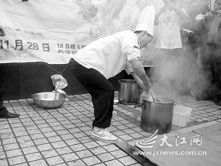 70秒!活鸡烹成美味泡椒鸡(图)