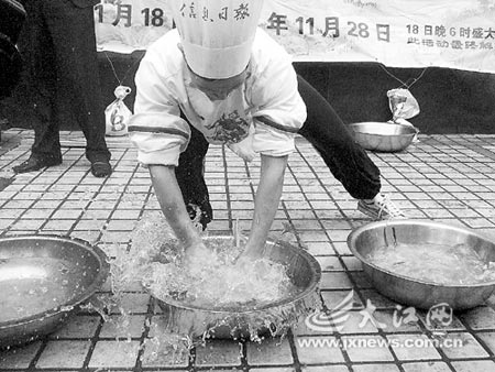 70秒!活鸡烹成美味泡椒鸡(图)