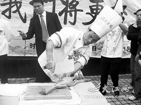 70秒!活鸡烹成美味泡椒鸡(图)