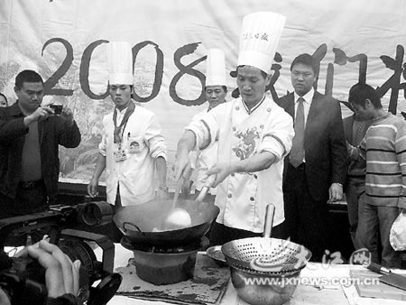 70秒!活鸡烹成美味泡椒鸡(图)